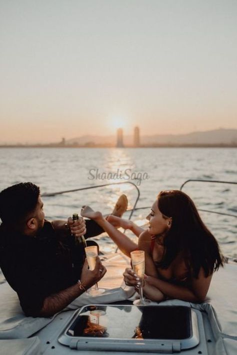 Romantic & Unique Proposal Setup Ideas that will get you a Definite YES! #shaadisaga #indianwedding #proposalideas #proposalideassunique #proposalideasmarriage #porposalideasbeach #proposalideasoutdoor #proposalideaswedding #proposalideasforhim #proposalideasforher #proposalideassimple #porposalideasbackyard #proposalideascute #romanticproposalideas #bestproposalideas #creativeproposalideas #proposalideassimple #proposalideaslatest #proposalideascute #proposalphotoideas #proposaldecorideas Yacht Photoshoot, Boat Engagement Photos, Boat Photoshoot, Yatch Boat, Lake Photoshoot, Boat Wedding, Boat Pics, Lake Boat, Sun Shining