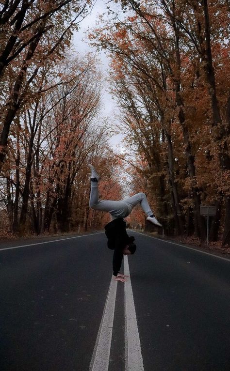 #handstand #stag #photo #photography #road #picture #night #cute #cool #flexible #photographer #ideas #inspiration Aesthetic Pictures Workout, Handstand Pictures, Handstand Photo, Stag Photo, Handstand Photography, Handstand Aesthetic, Front Walkover, Gymnastics Handstand, Goal Aesthetic