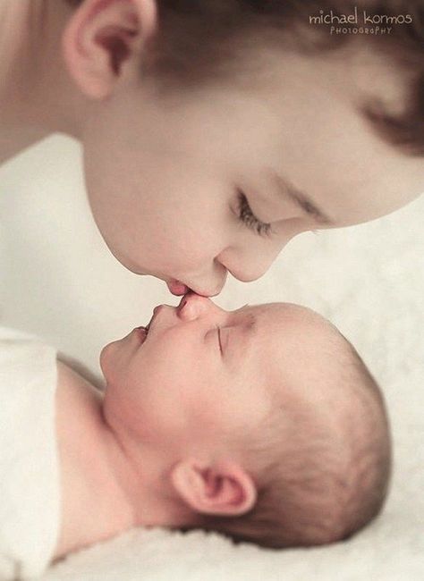 Such a tender picture of brother and baby sister... Photo Bb, Newborn Sibling, Sibling Pictures, Foto Newborn, Baby Fotografie, Newborn Family Photos, Sibling Photography, Sibling Photos, Newborn Photography Poses