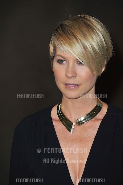 Jenna Elfman at the Women in Film 2011 Crystal + Lucy Awards at the Beverly Hilton Hotel..June 16, 2011 Beverly Hills, CA.Picture: Paul Smith / Featureflash Jenna Elfman Short Hair, Jenna Elfman Hair, Assymetrical Bob, Hotel June, Jenna Elfman, Kort Bob, Undercut Bob, Women In Film, Asymmetrical Pixie