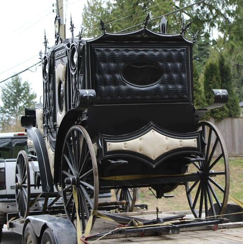 Black Carriage - fit for an evil queen ... Castle Versailles, Creepy Wedding, Reference Places, Black Carriage, Royalty Dr, Les Miserable, Gothic Dollhouse, Fantasy Story Ideas, Evil Queens