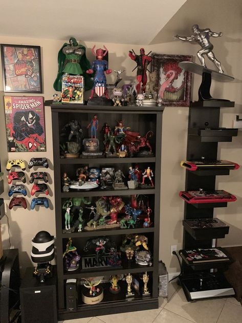 Iron Man Bedroom, Geek Room Ideas, Collectors Room Ideas, Marvel Decor, Marvel Bedroom, Toy Collection Display, Geek Room, Bookshelves In Bedroom, Man Cave Room