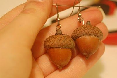 How to make acorn earrings lol for some reason i don't think everybody would be on board with this Acorn Diy, Straw Craft, Unbeatable Squirrel Girl, Acorn Jewelry, Acorn Earrings, Weird Earrings, Pine Cone Art, Acorn Crafts, Squirrel Girl