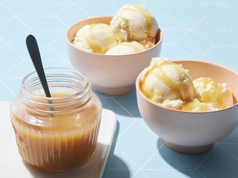 Quick Caramel Sauce, Cream Chocolate Cake, Ice Cream Games, Caramel Sauce Recipe, Cake Apple, Molten Chocolate Lava Cake, Caramel Recipes Sauce, How To Make Caramel, Homemade Condiments