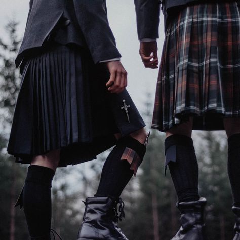 Scottish Aesthetic, Black Kilt, Men With Style, Scotland Men, Brown Tartan, Scottish Man, Skirt Aesthetic, Kilt Outfits, Men Aesthetic