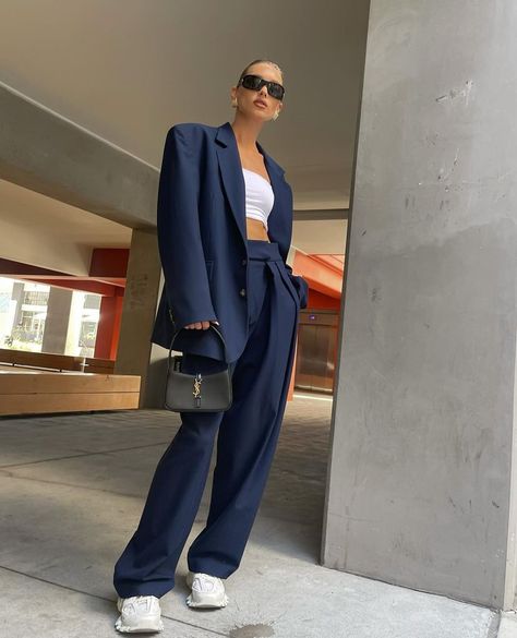 HELSA no Instagram: “Elsa in our navy crossover suit trouser and oversized blazer” Navy Blazer Outfits, Business Portraits Woman, Street Shooting, Work Outfit Office, Blazer Outfits Casual, Beige Outfit, Set Outfits, Elsa Hosk, Brown Outfit