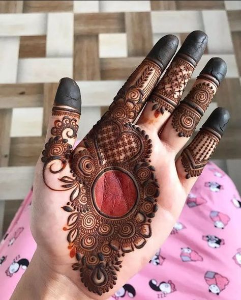 Front Simple Mehendi Designs, Mehendi Designs Back Side, Trendy Mehndi Designs Front Hand, Front Finger Mehndi Design, Front Side Mehndi Design, Finger Mehendi Design, Henna Design Simple, Finger Mehendi, Mehndi Design Bridal