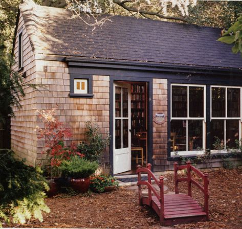 Source: iVillage  Ever feel like you just don’t have space in your house for a library? You aren’t alone. Some clever homeowners have created charming reading spaces in garden sheds. sp… She Shed Office, Cottage Library, Reading Spaces, Garden Library, Shed Office, Cozy Library, Library Inspiration, Hobby House, Small Sheds