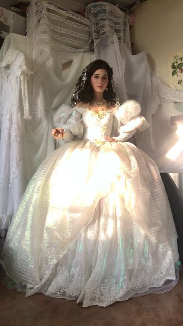 Labrynth Dress Ball Gowns, Sarah Ball Gown Labyrinth, Labyrinth Ball Gown, Ballgown Dresses Princess Aesthetic, Sarah's Dress Labyrinth, The Labyrinth Dress, Labyrinth Sarah Dress, Labrynth Dress, Sarah Labrynth