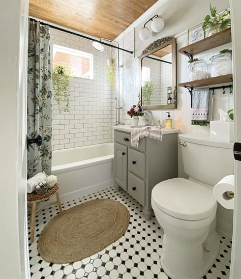 Bathroom Design Cottagecore, Romantic Small Bathroom Ideas, Cottagecore House Bathroom, Small Bathroom Ideas Cottagecore, Cosy Cottage Bathroom, Cottagecore Interior Design Bathroom, Cosy Bathroom Aesthetic, Cottagecore House Interior Bathroom, Small Bathroom Cottagecore