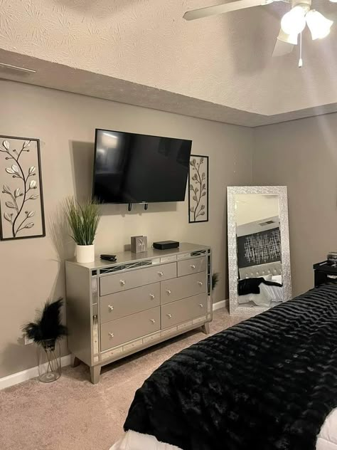 Bedroom Looks Modern, Dark Gray And Black Bedroom, Vanity Mirror In Bedroom, Bedroom Ideas Grown Woman, Simple Bedroom Ideas For Women, 23 Year Old Room Decor, New Apartment Decorating Bedroom, Boujee Bedroom Ideas Modern, Bed Rooms Ideas Black