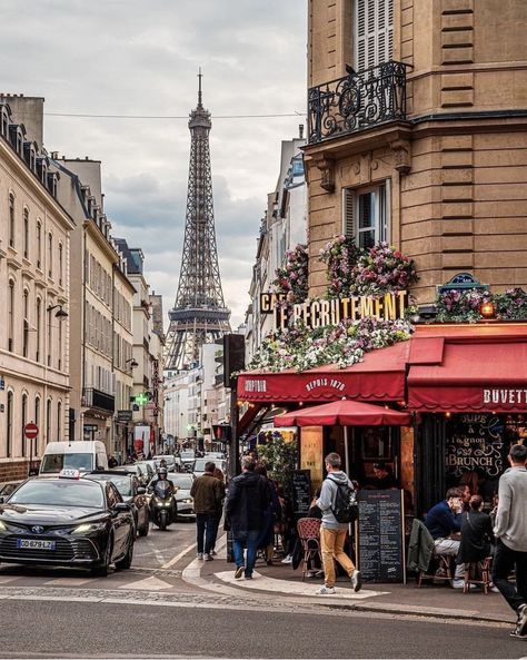 Paris Streets, Streets Of Paris, Paris Pictures, Paris Cafe, Paris Street, Incredible Places, Urban Landscape, Paris France, Europe Travel