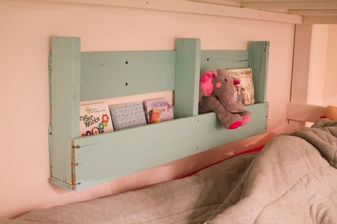 Pallet shelf that hubs made for kids bunk beds. Perfect for a bookshelf and a drink! Storage For Bunk Beds Kids, Bunkbed Bookshelves, Bunk Bed Storage Ideas Shelves, Bunk Bed Book Shelf, Bunk Bed Bookshelf, Lower Bunk Bed Decor Ideas, Top Bunk Bed Ideas Storage, Bunk Bed Shelf Ideas, Top Bunk Storage