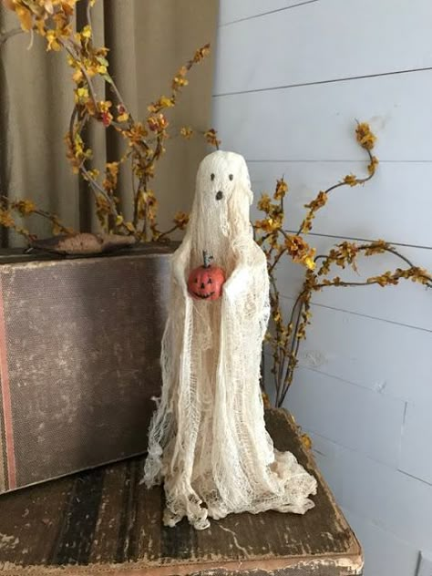 Primitive Ghost, Fun Fall Decor, Halloween Shadow Box, Ghost Decor, Creepy Halloween Decorations, Farmhouse Halloween, Holiday Crafts Diy, Primitive Halloween, Witches Hat