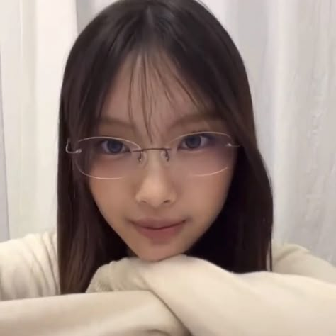 icon newjeans hyein Hyein With Glasses, Hyein Glasses, Newjeans Hyein Icon, Korean Sunglasses, Korean Glasses, Lee Hyein, Glasses Inspo, Hyein Newjeans, Glasses Inspiration