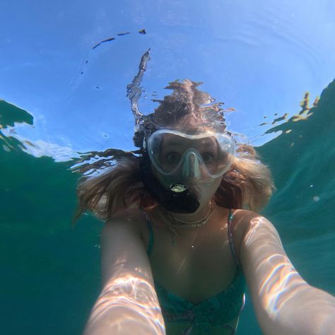 Coconut girl snorkeling scuba diving free diving aesthetic beachy VSCO ocean sea mermaid core preppy Underwater Selfie, Solo Summer, Scuba Diving Pictures, Snorkels, Insta Ideas, Marine Biology, Okinawa, Photo Inspo, Scuba Diving