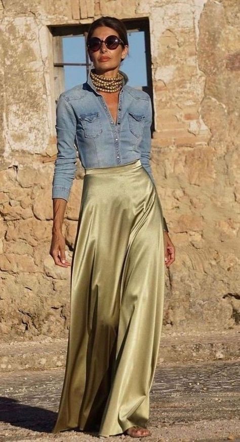 Stylish Outfits For Women Over 50, Paris Chic, Outfit Chic, A Skirt, Looks Chic, Blue Shirt, Look Fashion, Classy Outfits, Long Skirt