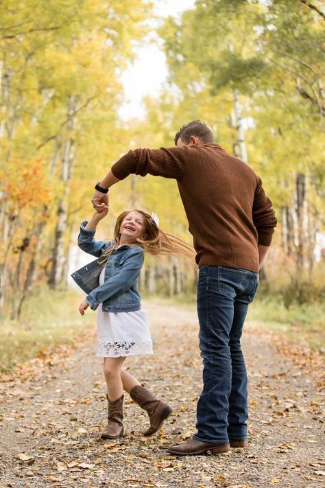 Fathers Daughter Pictures, Father Daughter Fall Pictures, Mom Dad Daughter Pictures, Daddy And Daughter Photo Shoot, Mom And Dad Poses, Family Of 3 Photo Ideas Older Child, Family Photoshoot With Grandparents, Daddy And Me Photo Shoot, Father And Daughter Photoshoot