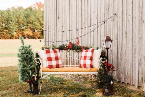 Christmas Pictures Family Outdoor Bench, Christmas Tree Farm Ideas Mini Sessions, Christmas Bench Photo Ideas, Family Christmas Pictures Backdrops, Mini Christmas Photo Session Ideas Outdoors, Fun Christmas Mini Session Ideas, Country Christmas Mini Sessions, Outdoor Family Photo Prop Ideas, Christmas Outdoor Mini Session Ideas