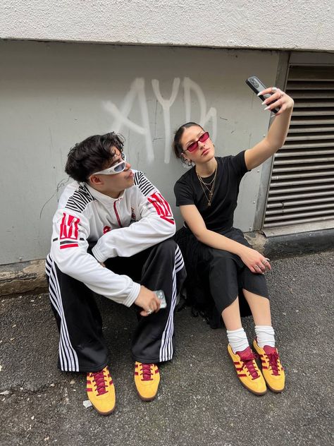 Streetwear Couple Street Style, Pose 2 People, Streetwear Fashion Couple, Fashion Couple Outfits, Friend Pose Ideas, Streetwear Fashion Baggy, Couple Streetwear, Streetwear Couple, Outfit Inspo Streetwear