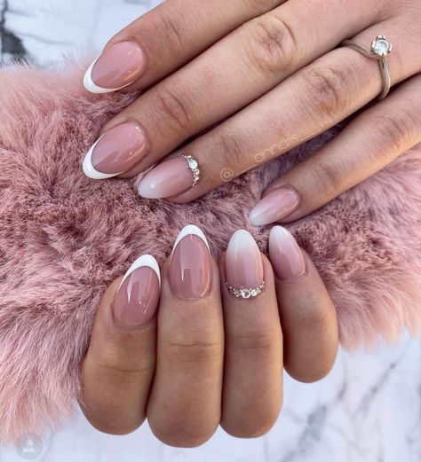 Posted by Zoe Scott. . Hi there to all of you! Our focus today is on the classic and adaptable Short French Tip Nails look. However, we're changing things up rather than adh... French Nails Wedding, Tip Nail Ideas, French Tip Nail Ideas, Short French Tip, Short French Tip Nails, Mickey Nails, Short French, Simple Gel Nails, Work Nails