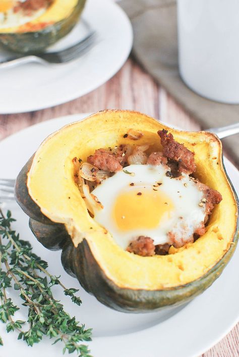 Breakfast Stuffed Acorn Squash - Fake Ginger Fake Ginger, Stuffed Acorn Squash, Healthy Videos, Acorn Squash Recipes, Diy Easy Recipes, Low Carb Breakfast Recipes, Sausage And Egg, Acorn Squash, Low Carb Breakfast