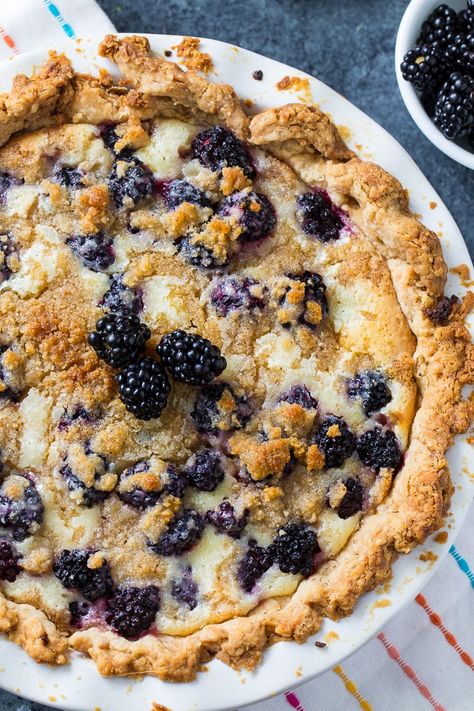 Blackberry Cream Pie is both sweet and tart with lots of fresh blackberries Summer Pie, Blackberry Recipes, Cronut, Cookies Bars, Cream Pie Recipes, Flaky Pie Crust, Fruit Pie, Pie Tart, Sweet Pie