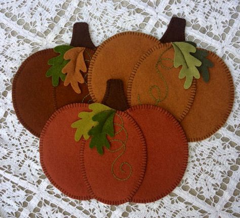 Wool applique Pumpkins Wool Quilts Patterns, Felt Candle Mats, Fall Applique, Fall Ornaments, Pumpkin Applique, Wool Appliqué, Wool Felt Projects, Wool Applique Patterns, Fall Sewing