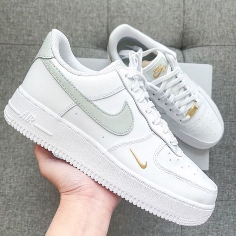 Air Force Shoes Women, Nike Air Force Aesthetic, Nike Air Force Grey, Air Force 1 Outfit Ideas, Streetwear Shoes Women, Grey Air Force 1, Nike Air Force 1 Grey, Nike Air Force 1 Outfit Woman, Tenis Air Force