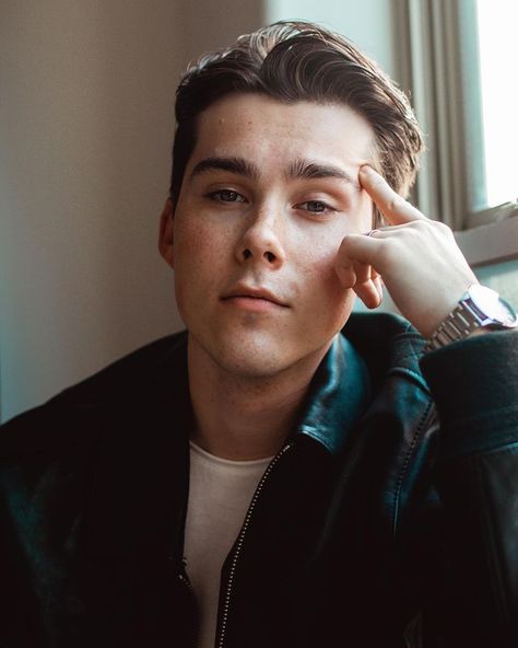 Jeremy Shada, Good Luck Quotes, Old Tv, Gay Love, Attractive People, Face Claims, How To Look Better, Wattpad, Crown