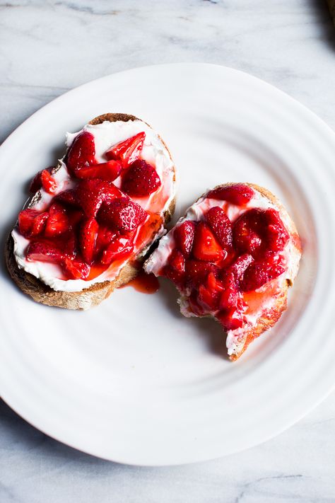 Cream Cheese and Macerated Strawberry Toast Open Faced Sandwich Recipes, Lunch Rotation, Strawberry Toast, Piercings Black, Fancy Toast, Painting Tattoos, Piercings Ear, Open Faced Sandwich, Boris Vallejo