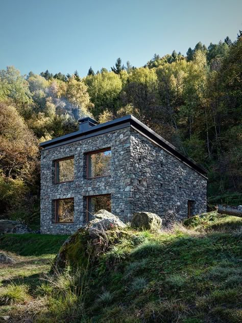 Build Your Own Cabin, Stone Buildings, Italian Country, Alpine Design, Wood Architecture, Cabin Life, Old Stone, Stone Houses, Stone House