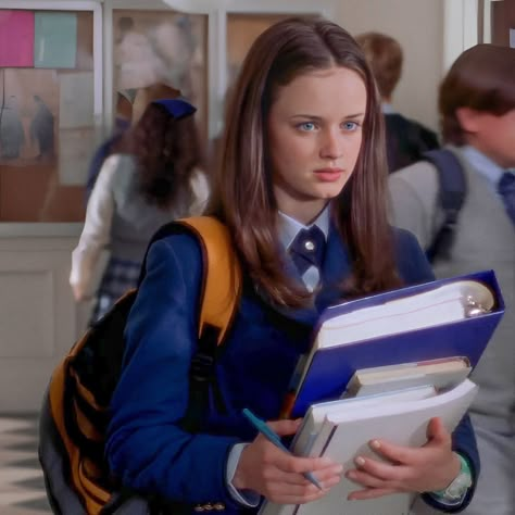 Nerd Girl Aesthetic, Nerdy Girl Aesthetic, Rory Chilton, Nerdy Women, Rory Gilmore Core, Rory Gilmore Study, Chilton Rory, Study Mood Board, Me At School