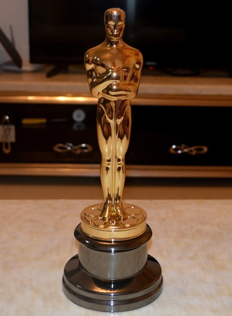 New Arrival High Quality 1:1 Sclae Academy Award Oscar Statue,Oscar Trophy, Zinc Alloy Replica Oscar Trophy, Oscar Award Trophy, Oscars Aesthetic, Oscar Statue, Oscar Trophy, Icon Phone, Concert Crowd, Tv Wallpaper, Famous Lifestyle, My Future Job