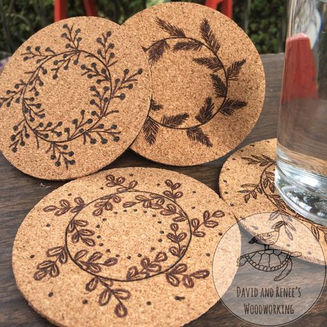 Wood Burning On Cork, Woodburn Coasters, Cork Coasters Diy, Beginner Wood Burning Projects, Wood Burned Coasters, Pyrography Projects, Decoration Things, Trivets Diy, Beginner Wood Burning