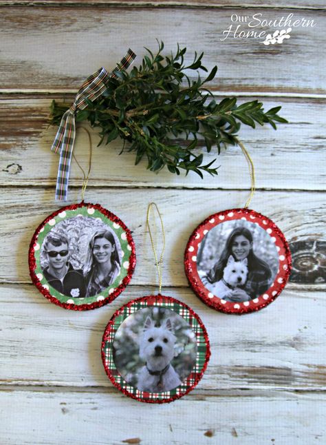 Photo Christmas ornaments are a very simple craft with the aid of Mod Podge by Our Southern Home Diy Kids Picture Ornaments, Decopage Ideas Christmas Ornaments, Christmas Photo Ornaments Diy, Diy Photo Ornaments Christmas, Wooden Christmas Ornaments Diy, Ornament Ideas For Kids, Diy Photo Ornaments, Dough Art, Diy Christmas Photo