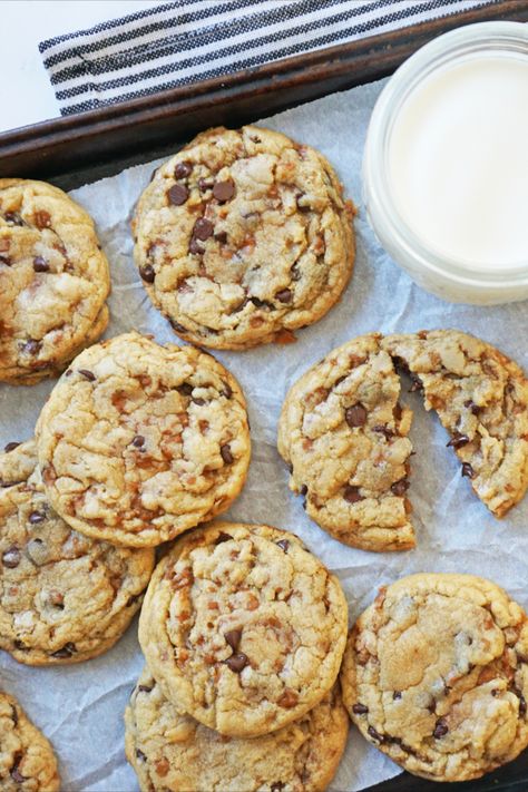 Soft Toffee Cookies, Chocolate Chip And Score Cookies, Chocolate Chip Cookies Toffee, Cookie Recipes With Heath Chips, Skor Toffee Cookies, Skor Chips Recipes, Toffe Chocolate Chip Cookie, Shortbread Toffee Cookies, Chocolate Chip Heath Cookies