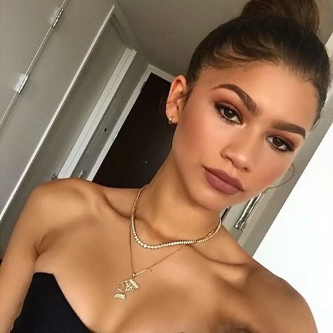 Zendaya Makeup, Make Up Guide, Monochromatic Makeup, Natural Makeup Remover, Natural Prom Makeup, Alat Makeup, Brunette Girls, Best Natural Makeup, Brown Skin Makeup