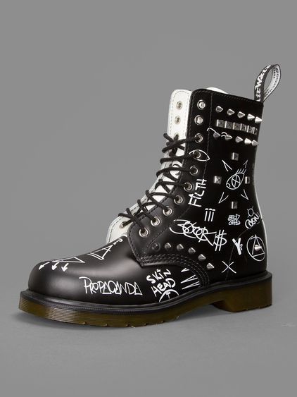 Boots Diy, Nike Shoes Air Force, Dr Shoes, Aesthetic Grunge Outfit, Dr Martens Boots, Aesthetic Shoes, Painted Shoes, Diy Shoes, Dream Shoes