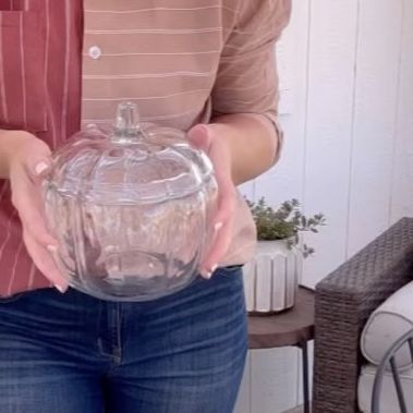 Ashlee Keene | DIY & Design on Instagram: "✨DIY Mercury Glass pumpkin jar and in under 10 min 🙌🏼Find a cute jar, spray the inside lightly with water, use rustoleum mirror effect spray (shake it well!) and spray the inside only! Let dry and you have the perfect Mercury glass jar, seal it with flex seal to avoid any scratching! . . #fall #falldecor #craft #easycrafts #pumpkin #pumpkins #mercuryglass" Brandy Snifter Decor Ideas, Glass Pumpkin Decor Ideas, Big Glass Jar Ideas, Glass Pumpkin Jar Ideas, Fake Mercury Glass Diy, Diy Glass Pumpkin, Diy Mercury Glass Pumpkins, Clear Glass Pumpkin Jar Decor, Glass Pumpkin Jar