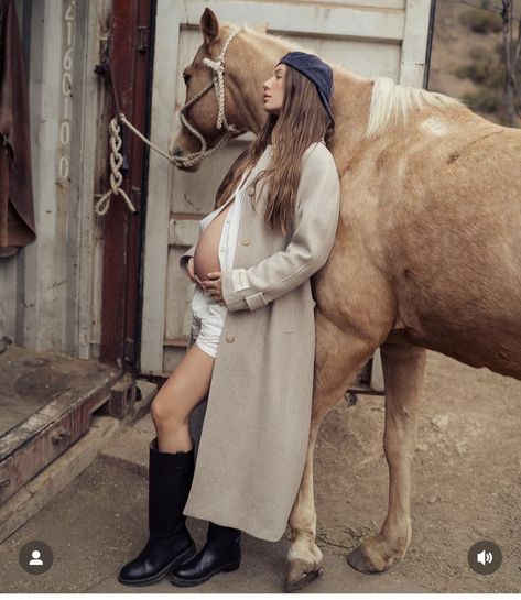 Maternity Session With Horse, Maternity With Horse, Maternity Horse Photoshoot, Horse Maternity Photoshoot, Horse Maternity Pictures, Farm Maternity Shoot, Bump Photoshoot, Maternity Shoot Beach, Winter Maternity Photos