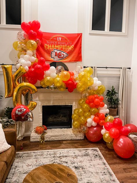 Chiefs Super Bowl Party, 1st Birthday Centerpieces, Superbowl Party Decorations, Super Bowl Decorations, Football Balloons, Party City Balloons, Kansas Chiefs, City Super, Baseball Theme Party