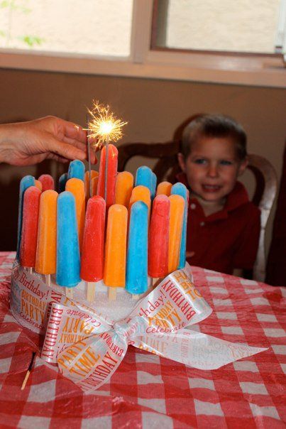 Popcicle Birthday Cake ~ great for a summertime birthday party... stack two pieces of foam and simply stabbed the popcicles in, and covered it with cute birthday ribbon Blue Popsicles, Popsicle Cake, Popsicle Party, Summer Birthday, Kids Party Ideas, Party Stuff, Birthday Fun, Party Inspiration, Birthday Bash