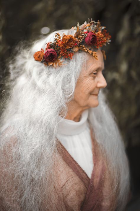 Autumn flower half wreath in boho style. In autumn colours. The half wreath is made of artificial/textile leaves and flowers, preserved leaves, grass, wire and other trinkets intended for arranging. Suitable for weddings or everyday use :) When stored in a dry and dark place, our products last 10-15 years. We can make you other matching accessories. Please message me for more information :) All the items in my shop are customizable according to your needs. You can find more of my fashion accesso Fall Floral Headpiece, Textile Leaves, German Flower Crown, Autumnal Flower Crown, Fall Fairy Headpiece, Autumn Leaf Crown, Fall Wedding Flower Girl, Campfire Wedding, Autumn Flower Crown