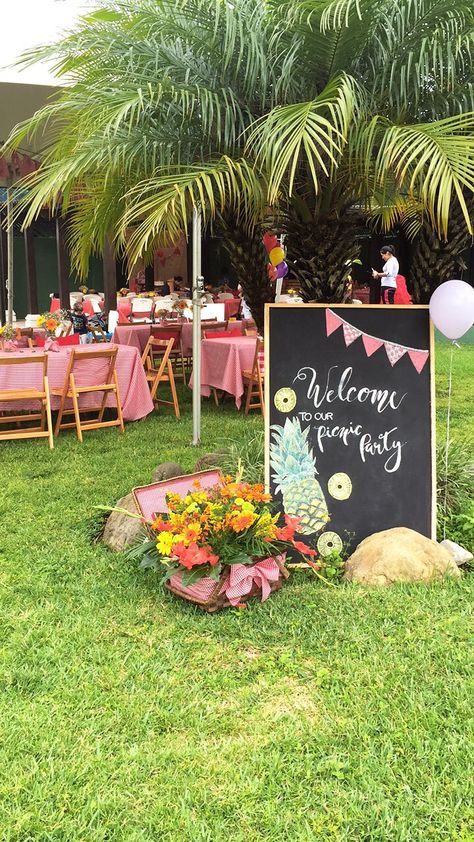 Picnic Party Backdrop, Deck Birthday Party Ideas, Picnic Birthday Party Decorations, Tropical Bbq Party, Picnic Birthday Party Adult, Park Birthday Decorations, Church Picnic Ideas, Congregation Picnic, Luau Picnic