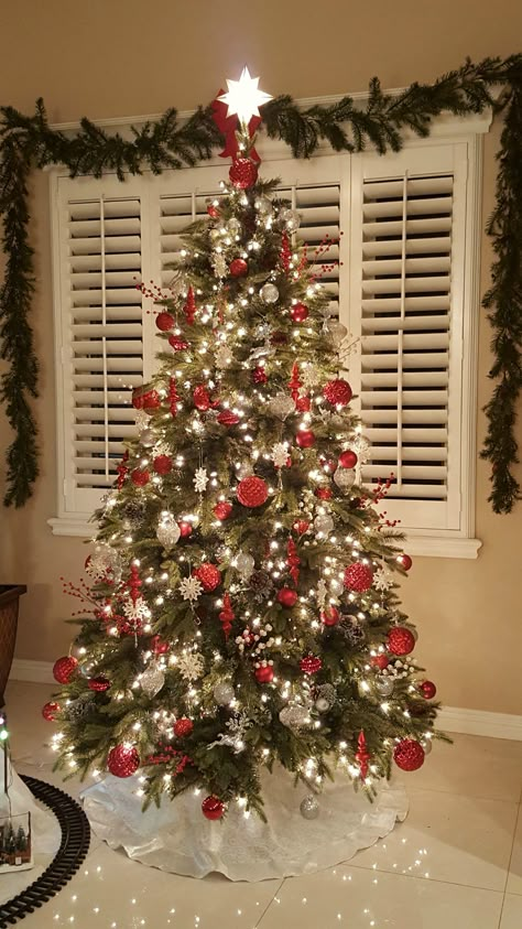 Red And Silver Tree Decorations, Red And Silver Decorated Christmas Tree, Red And Silver Ornaments Christmas Tree, Red Ornament Tree, Christmas Decor Ideas Red And Silver, Christmas Tree Red And Gold And White, Christmas Tree With Red And White Decor, Green Christmas Tree With Red Decor, Red Sliver White Christmas Tree Decor