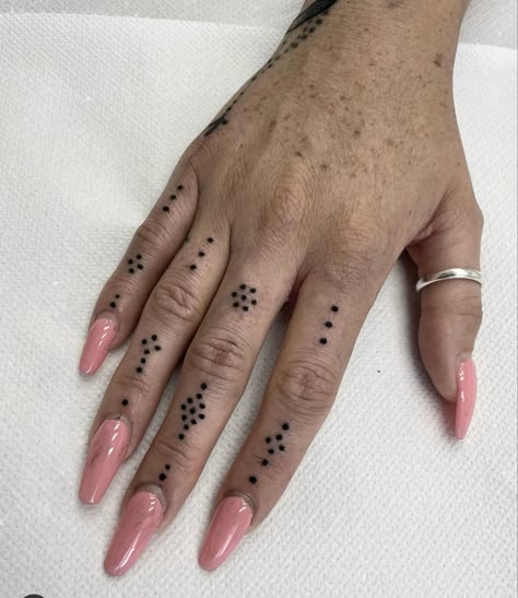 Hand Tattoos Dots, Dot Henna, Ornamental Finger Tattoo, Finger Dot Tattoo, Thigh Henna, Berber Tattoo, Alchemy Tattoo, Eyeball Tattoo, Ornamental Tattoos