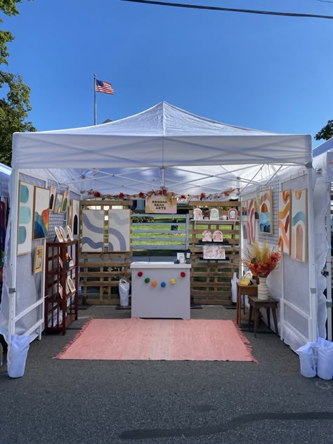 Festival Booth Set Up Display Ideas, Event Booth Design Outdoor, Art Booth Set Up Ideas, Market Tent Ideas, Vendor Tent Decor, Festival Pop Up Shop, Art Fair Booth Display Ideas Tent, Festival Vendor Set Up, Art Tent Display Booth Ideas