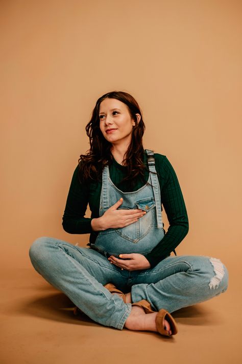 Maternity Photo Shoot Ideas Overalls, Overall Maternity Shoot, Dungaree Maternity Photoshoot, Overalls Maternity Shoot, Maternity Overalls Photoshoot, Maternity Photography Overalls, Casual Maternity Shoot Overalls, Casual Maternity Shoot, In Studio Maternity Session