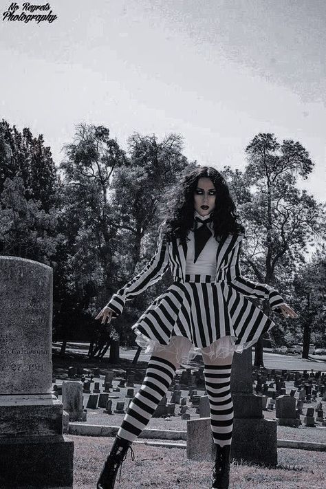 Black And White Witch Costume, Black Wig Costume Ideas, Black And White Clown Outfit, Horror Character Costumes, Horror Cosplay Female, Beetlejuice Outfit Ideas, Beetlejuice Costume Female, Scary Halloween Outfits, Beetlejuice Inspired Outfit